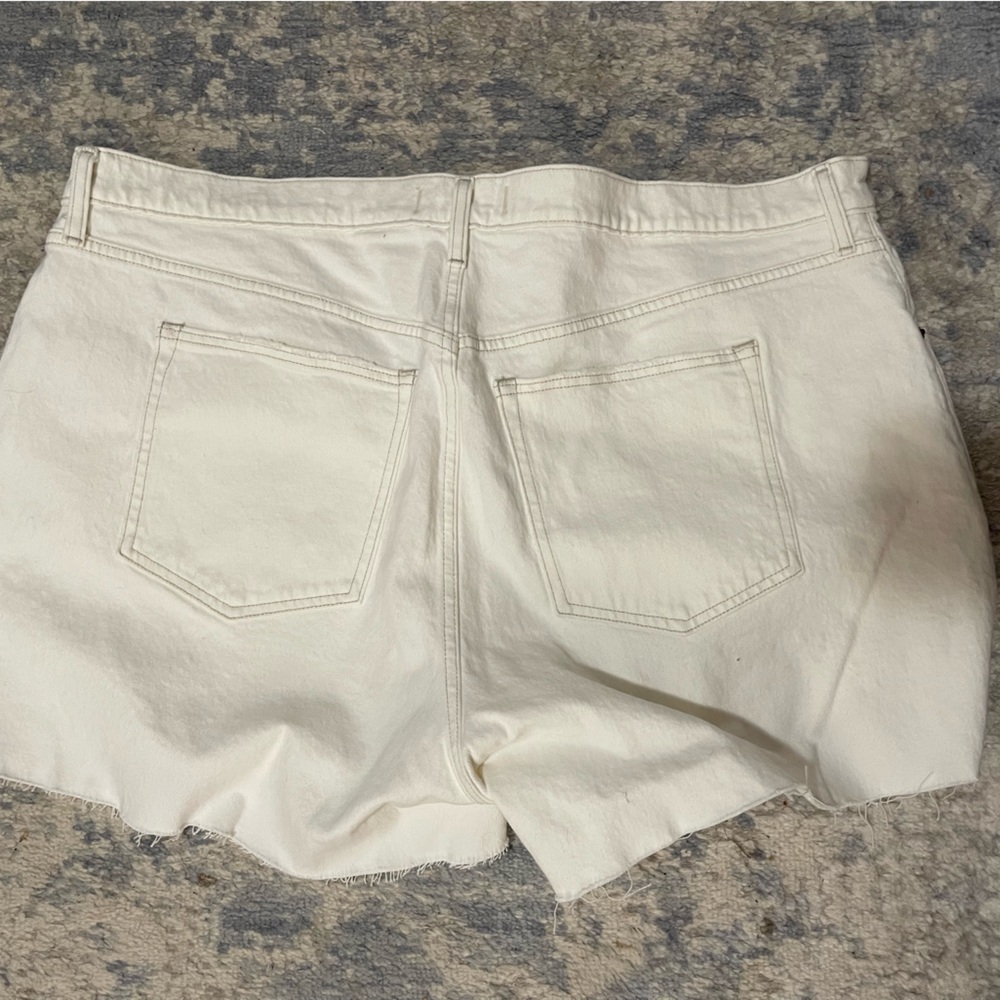 A&F 4 inch mom short white - Picture 3 of 3